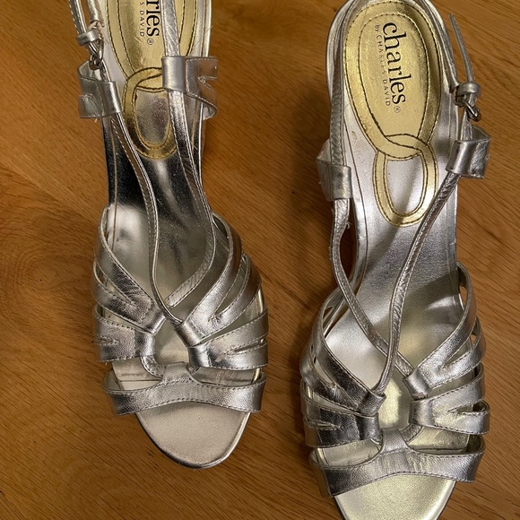 Charles by Charles David Silver Wedge Sandal - Size 10 - Picture 2 of 5